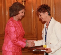 Su Majestad la Reina recibe el saludo de la profesora María Jesús Fernández Rodríguez
